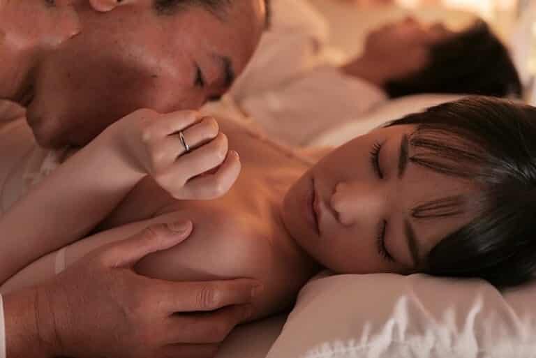 Phim  Sex Bố chồng địt con dâu khi chồng ngủ say giấc