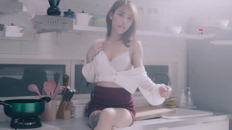Phim  Sex Bố chồng thấy con dâu quá ngon nên lao vào cưỡng hiếp