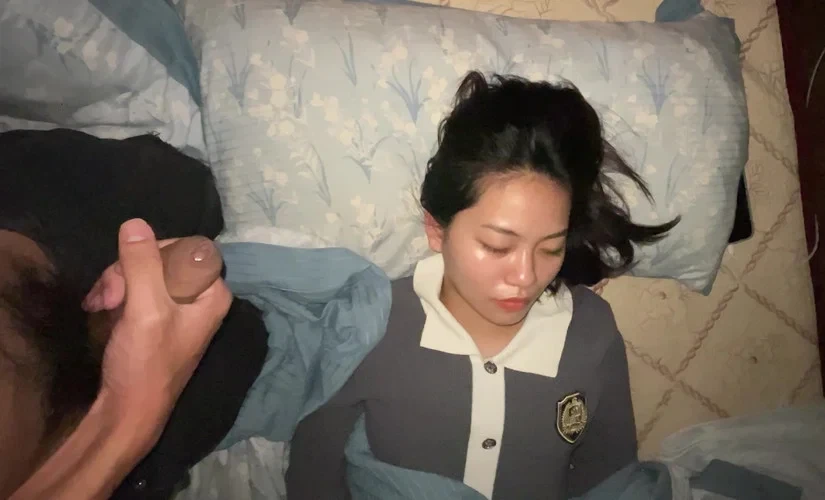 Phim  Sex Lén lút vào phòng em lúc ngủ mà chỉ dám đứng quay tay bắn tinh lên tóc em